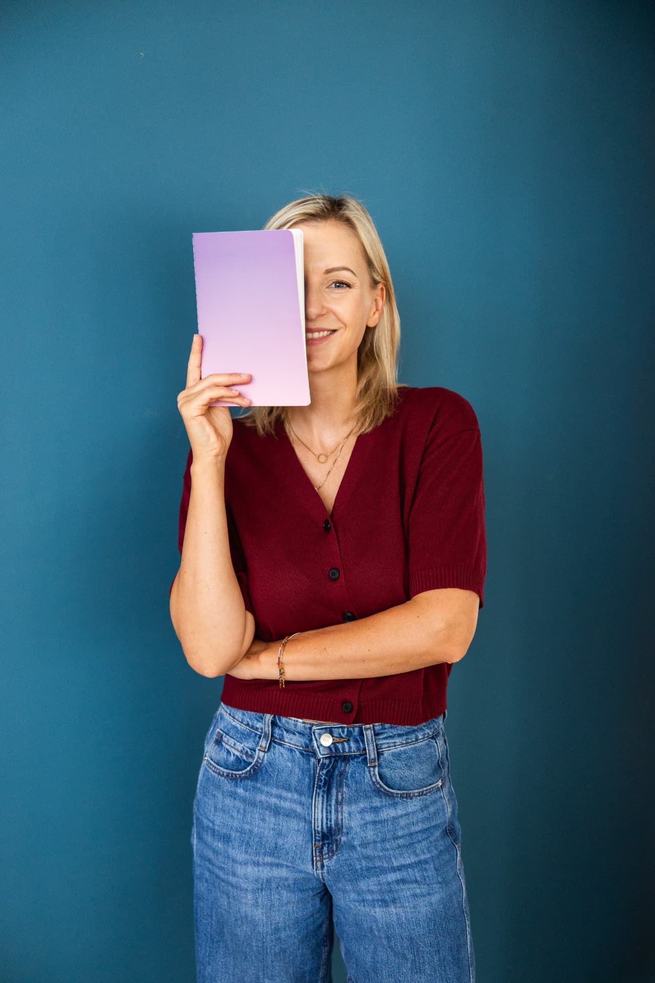 Juliane Schreiber hält ein Notizbuch vor ihr Gesicht