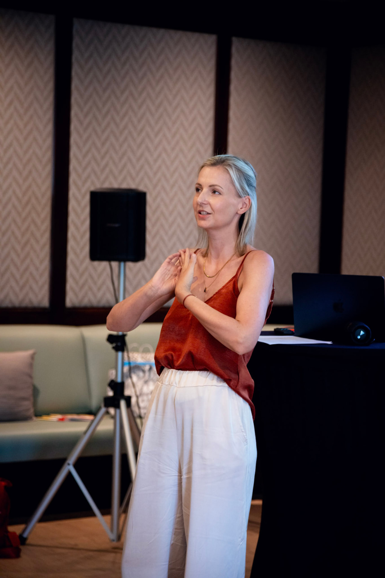Juliane Schreiber leitet einen Write to Relax Workshop auf Mallorca